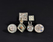 ARQUEOLOGÍA. ROMA. Lote de 6 apliques tardorromanos (ss. IV-V d.C.). Bronce y esmalte. Longitud de 1,1 a 3,3 cm.