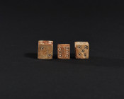 ARQUEOLOGÍA. ROMA. Lote de 3 dados (ss. I-IV d.C.). Longitud de 1,2 a 1,4 cm.