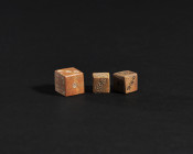 ARQUEOLOGÍA. ROMA. Lote de 3 dados (ss. I-IV d.C.). Longitud de 1 a 1,3 cm.