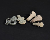 ARQUEOLOGÍA. VISIGODOS. Lote de 5 piezas: una hebilla con aguja escutiforme y cuatro agujas escutiformes (ss. VI-VII). Bronce. Longitud de 2,5 a 3,7 c...