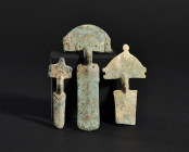ARQUEOLOGÍA. VISIGODOS. Lote de 3 fíbulas de arco (ss. V-VI). Bronce. Longitud de 6,3 a 10,3 cm. Una de ellas fragmentada.