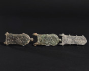 ARQUEOLOGÍA. VISIGODOS. Lote de 3 placas de broche de cinturón (ss. V-VII). Bronce. Longitud de 5,5 a 5,6 cm.