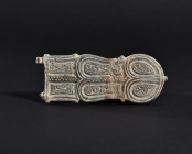 ARQUEOLOGÍA. VISIGODOS. Placa de broche de cinturón liriforme (ss. V-VII). Bronce. Longitud 11 cm. Desdoblada.