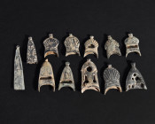 ARQUEOLOGÍA. EDAD MEDIA. Lote de 12 conteras de vaina (ss. XIII-XV). Bronce. Longitud de 3 a 6 cm.