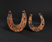 ARQUEOLOGÍA. EDAD MEDIA. Lote de 2 herraduras (ss. IX-XV). Hierro. Longitud de 11,4 a 13 cm.

Ex colección privada (Reino Unido; 1970-1990).