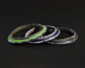 ARQUEOLOGÍA. MUNDO ISLÁMICO. Lote de 3 pulseras (ss. XIII-XIX). Pasta vítrea. Diámetro de 8,7 a 9,6 cm.