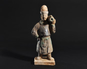 ARQUEOLOGÍA. CHINA. Dinastía Ming. Figura de cortejo (1368-1644). Terracota vidriada. Altura 24 cm.