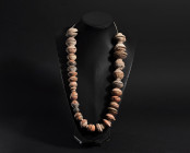 ARQUEOLOGÍA. PREHISPÁNICO. Mesoamérica. Collar de malacates (ss. IV-VI d.C.). Terracota. Longitud 57 cm.