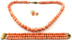Ensembles
Korallenschmuck-Ensemble, bestehend aus Damenring (Größe 17, Gelbgold 750/1000, 3,33 g), dreireihigem Armband (87 Korallenperlen, Verschlus...