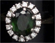 Fingerringe
Damenring Gelbgold 585/1000 mit 16 Diamanten (zusammen 0,30 ct) und großem grünem Zirkonia. Ringgröße 17. 5,72 g