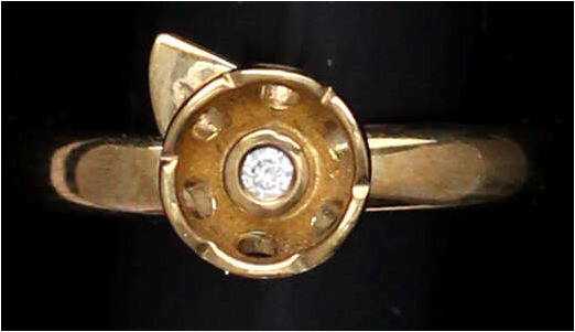 Fingerringe
Damenring Gelbgold 333/1000 mit 1 kl. Diamant. Ringgröße 17. 1,94 g...