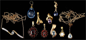 Konvolute Goldschmuck
10 Teile: 8 Anhänger 333/1000 mit Granaten, Aquamarin und anderen Steinen (Gesamtgewicht 9,43 g) und 2 Ketten mit Aquamarinanhä...