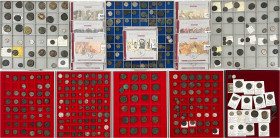 Allgemein
Posten antiker Münzen der Griechen, Römer und Byzantiner auf 8 Schubern und in 12 CD-Verpackungen. Über 340 Stück. Delfingeld von Olbia, Pt...