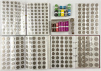 Dänemark
Lots
Karton mit Kursmünzensammlung ab ca. 1936 bis 2006 von 1 Öre bis 20 Kronen, dabei einiges an gültigen Nominalen. Außerdem enthalten si...