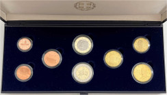 Griechenland
Republik, seit 1973
Euro-Kursmünzensatz 2011 von 1 Cent bis 2 Euro, in original Schatulle mit Zertifikat. Als Beigabe ein schlecht erha...
