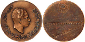 Irak
Feisal II. Ibn Ghazi, 1939-1958
Bronzemedaille AH 1375 = 1956 von Huguenin. Eröffnung des Al-Thurthar-Damms. 60 mm. vorzüglich, kl. Randfehler,...