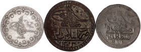 Türkei-Osmanisches Reich
Lots
3 Silbermünzen: Piaster AH 1187, Jahr 14, Yüzlük AH 1203, Jahr 3, 20 Quirsh AH 1293, Jahr 2. schön/sehr schön bis sehr...