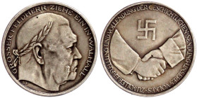 Drittes Reich
Silbermedaille v. Bleeker o.J. (1934) auf den Tod Hindenburgs. Kopf Hindenburgs mit Lorbeerkranz, Umschrift/Hkr. über Handschlag, Umsch...