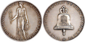Drittes Reich
Silbermedaille 1936. Olympische Spiele Berlin. Zur Ehre des Vaterlandes, zum Ruhme des Sports, Glocke/Grazie. 37 mm, 21,78 g. Stempelgl...