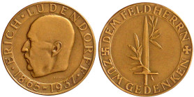 Drittes Reich
Bronzemedaille 1937 von Bleeker, a.d.Tod des Generals Erich Ludendorf. Kopf l./Schwert mit Lorbeerzweig. 36 mm. vorzüglich