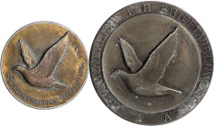 Drittes Reich
2 Zinkmedaillen: Reisebrieftaubenwesen, für hervorr. Flugleistung 1937 und 1938. 39 mm, bronziert und 55 mm. beide vorzüglich, einmal e...