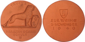 Drittes Reich
Braune Porzellanmedaille 1940 von Bo. Ly. Hermann Göring Schule Taucha zur Weihe. 77 mm, im Etui. vorzüglich