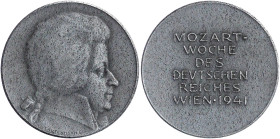 Drittes Reich
Zinkmedaille 1941 v. Tautenhayn, auf die Mozart-Woche des Deutschen Reiches Wien 1941. 40 mm, in Originalschachtel. vorzüglich, selten....