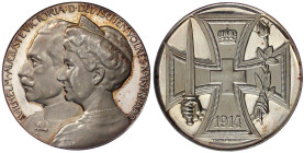 Erster Weltkrieg
Silbermedaille 1914 v. Lauer. Brb. des Kaiserpaares l./Eisernes Kreuz mit Rotem Kreuz. 33 mm; 17,54 g. Polierte Platte, etwas flecki...