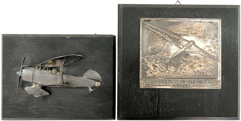 Luftfahrt und Raumfahrt
2 hölzerne Wandbilder mit Metallapplikationen: Plakette...