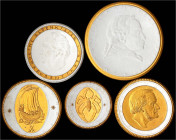 Porzellanmedaillen
Lots
5 weiße Porzellanmedaillen mit Golddekoren: Dresden 1924 Jahresschau deutscher Arbeit, 39 mm; Wagner/Bayreuther Festspiele o...
