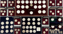 Sammlungen allgemein
Karton mit Münzen und Medaillen, dabei u.a. 47 X Kanada Silbergedenkdollar ab 1935, 31 X 500er Silber, 6 X 800er Silber und 10 X...