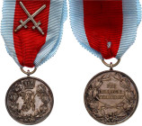 Deutschland
Deutsche Länder, bis 1918
Schaumburg-Lippe: Silberne Medaille für Militärverdienst am Bande mit Schwertern. 31 mm, 16,68 g (gewogen mit ...