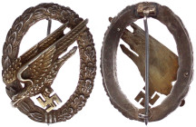 Deutschland
Drittes Reich, 1933-1945
Fallschirmschützenabzeichen der Luftwaffe. Buntmetall, Hersteller C. Juncker (alles außer dem C weggekratzt). s...