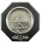 Deutschland
Drittes Reich, 1933-1945
U-Boot Frontspange, montiert auf hölzerner achteckiger Wandplakette mit rundem Metallrelief "U-Boot". 18 X 18 c...