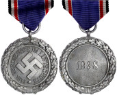Deutschland
Drittes Reich, 1933-1945
Luftschutzehrenzeichen 1938, 2. Stufe. Am Band. vorzüglich. Niemann 6.02.24b2.