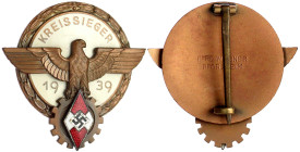 Deutschland
Drittes Reich, 1933-1945
Reichsberufswettkampf-Siegerabzeichen, 2. Modell 1939 Kreissieger, emailliert. Hersteller Ferdinand Wagner, Pfo...