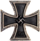 Deutschland
Drittes Reich, 1933-1945
Eisernes Kreuz I. Klasse 1939. Ohne Herstellerangabe. Flache Ausführung mit Nadel. sehr schön, Nadel etwas lock...