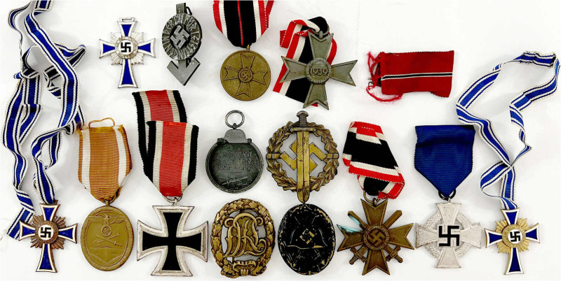 Lots
Deutschland
Drittes Reich: 14 Ehrenzeichen. EK II 1939, Ostmed., Verwunde...