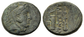 Kings of Macedon. Alexander III 'the Great' (336-323 BC). Æ (18,1mm,5g). Head of Herakles r., wearing lion's skin headdress. R/ AΛEΞANΔΡOΥ, Bow, quive...