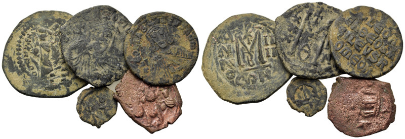 Lot of 5 Æ Byzantine coins, to be catalogued. Lot sold as is, no return.