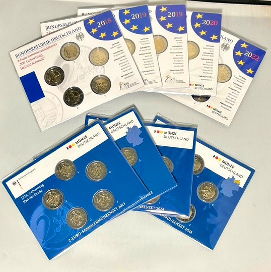 BRD. 
Lot von 9 Blistern mit je 5x 2 Euro Gedenkmünzen, 2018 A-J 100. Geburtsta...