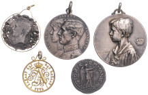 Belgien, Königreich. 
Albert I. 1909-1934. Lot von 5 Medaillen und Anhängern auf König Albert und seine Familie. . 

 ss-vz