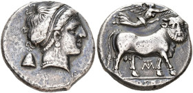 CAMPANIE, NEAPOLIS, AR didrachme, 330-300 av. J.-C. D/ T. diad. de nymphe à d., portant une boucle d'oreille et un collier. Derrière la nuque, pileus....