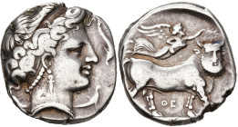 CAMPANIE, NEAPOLIS, AR didrachme, 325-241 av. J.-C. D/ T. de nymphe à d., entourée de quatre dauphins. R/ Taureau androcéphale à d., couronné par Niké...