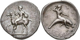 CALABRE, TARENTE, AR nomos, 405-400 av. J.-C. D/ Ephèbe nu ten. un bouclier de la g. et cour. son cheval de la d., chevauchant au pas à g. R/ TAPANTIN...
