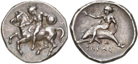 CALABRE, TARENTE, AR nomos, 380-345 av. J.-C. D/ Ephèbe nu ten. un bouclier rond de la g. et les rênes de la d., menant son cheval au galop à g., le c...