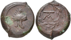 SICILE, CAMPANIENS DE L'ETNA, AE bronze, 344-336 av. J.-C. D/ Casque campanien à d. R/  dans une couronne. SNG ANS -; Calciati 2. 2,38 g. Rare. Tache...