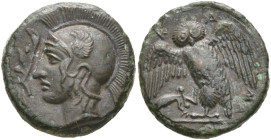 SICILE, CAMARINA, AE tetras, 413-405 av. J.-C. D/ T. casquée d'Athéna à g., le casque orné d'une aile. Devant, rameau. R/ K-A-MA Chouette de f., les a...