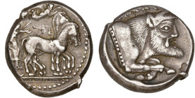 SICILE, GÉLA, AR tétradrachme, vers 470 av. J.-C. D/ Quadrige allant au pas à d. Au-dessus, Niké volant à d., couronnant les chevaux. Double ligne de ...
