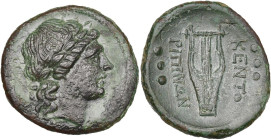 SICILE, KENTORIPAI, AE hémilitre, 3e s. av. J.-C. D/ T. l. d'Apollon à d. R/ KENTO-PIΠINΩN Lyre. De chaque côté, trois globules. SNG ANS 1316; Calciat...